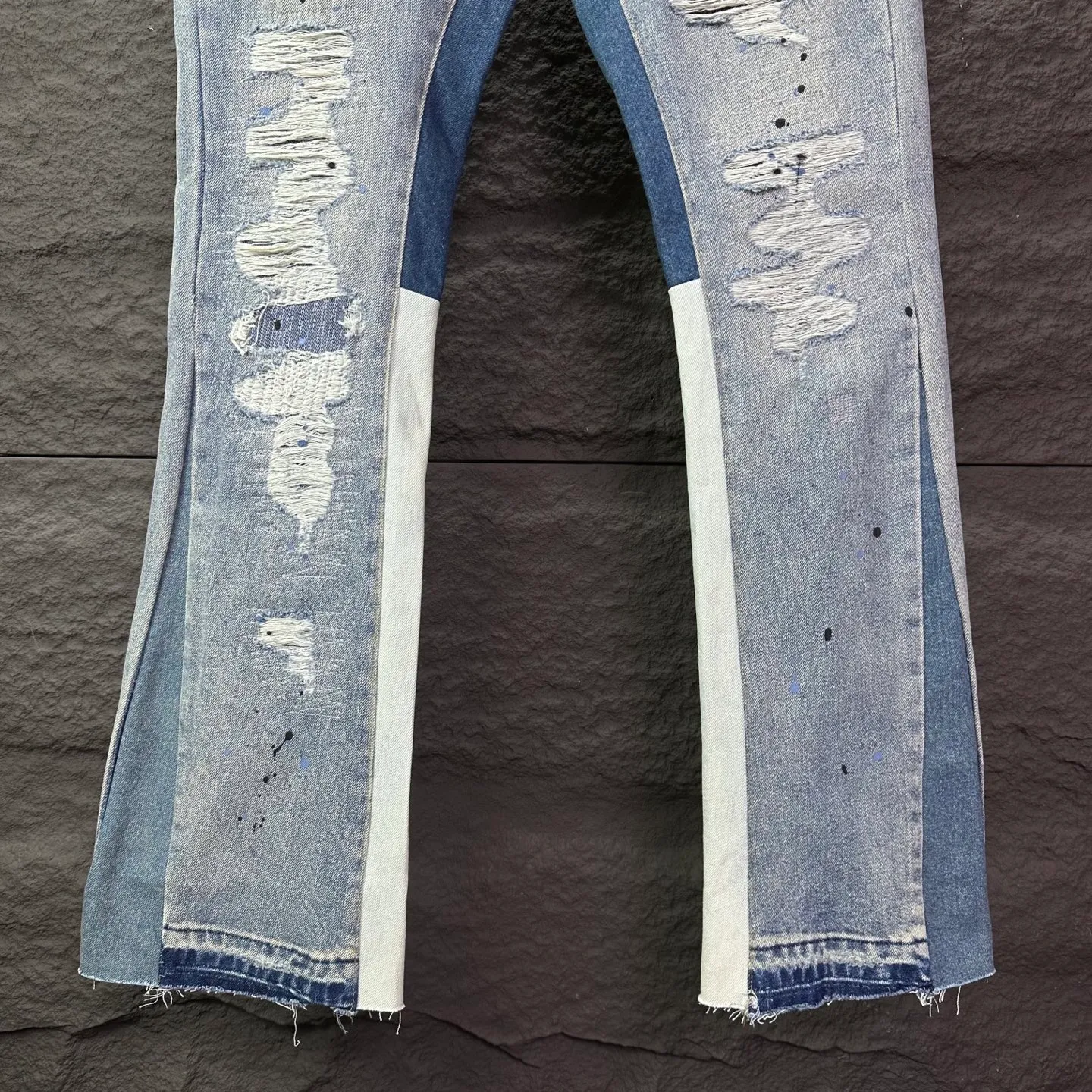 P300 GALLERY DEPT. 2025 New Retro Splashed Ink Hole Stitching Seams Couple Style Loose Bootcut Jeans 🔥High Version🔥High Version🔥 Top Ceiling Quality Styles with different washed textures are very friendly to people with thin legs and thick legs. The loose version of the bootcut is very flattering to the leg shape. Moderate length that never goes out of style, easy and casual to match, basic styling for various styles, a must-have in the wardrobe! The fabric is stiff but also makes the upper body soft without losing texture. The washing process is even more perfect. It is a must-have item for everyone! ! ! Washed wheat, hang tag, pants label, three complete labels, color: blue, size: 28, 30, 32, 34, 36 (five sizes)